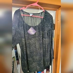 2x (20/22W) Ava & Viv Balloon sleeve blouse. Green & Black pattern.